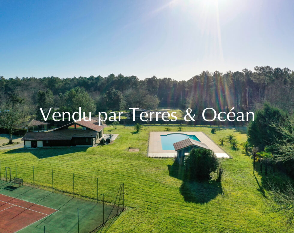 VENDU – AIRIAL ET DEPENDANCES SUR TERRAIN DE 8800M2 AVEC PISCINE ET COURT DE TENNIS