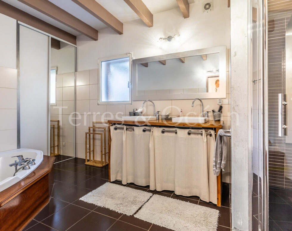 ANGRESSE, SOLE AGENT, PROPERTY WITH SWIMMING POOL WITHOUT ANY OVERLOOK