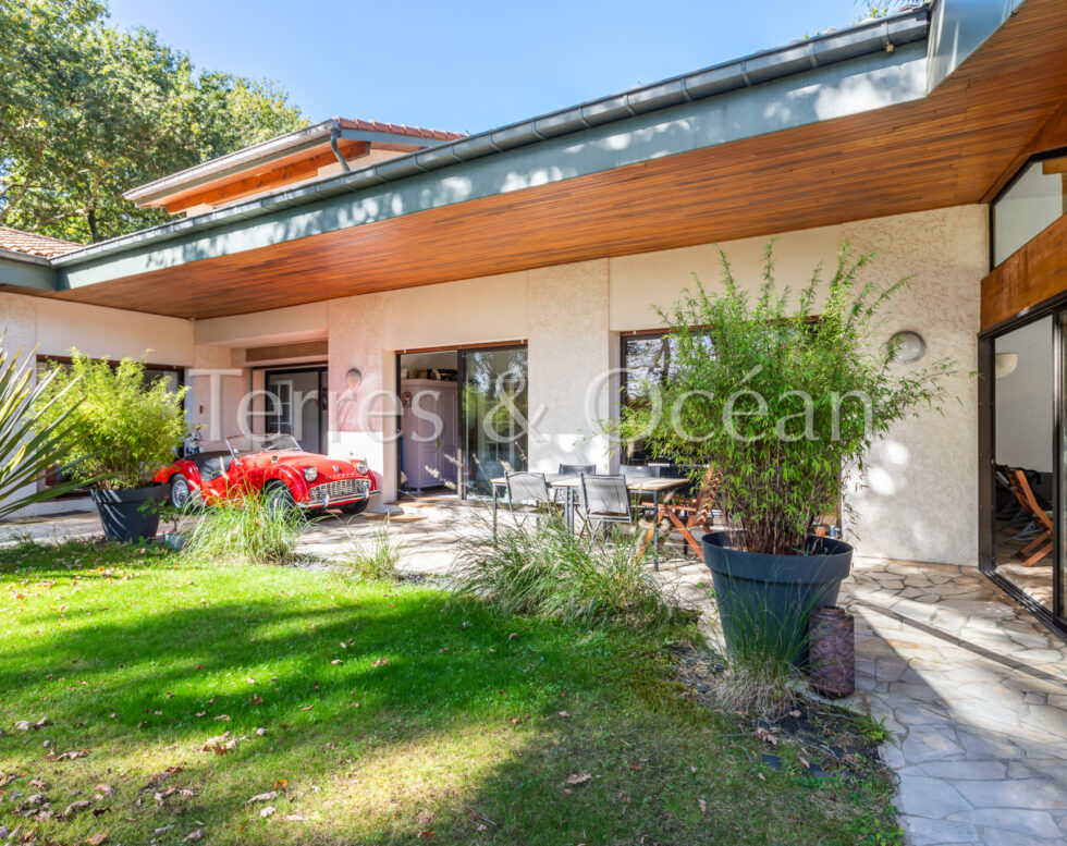 15 MIN FROM HOSSEGOR, PROPERTY WITH GUEST ROOMS OR GUEST HOUSE, LARGE INDOOR POOL