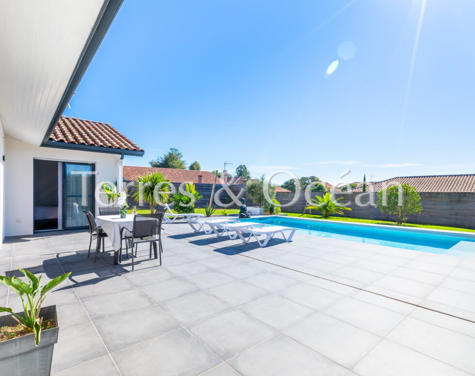 Beautiful house with south-facing swimming pool