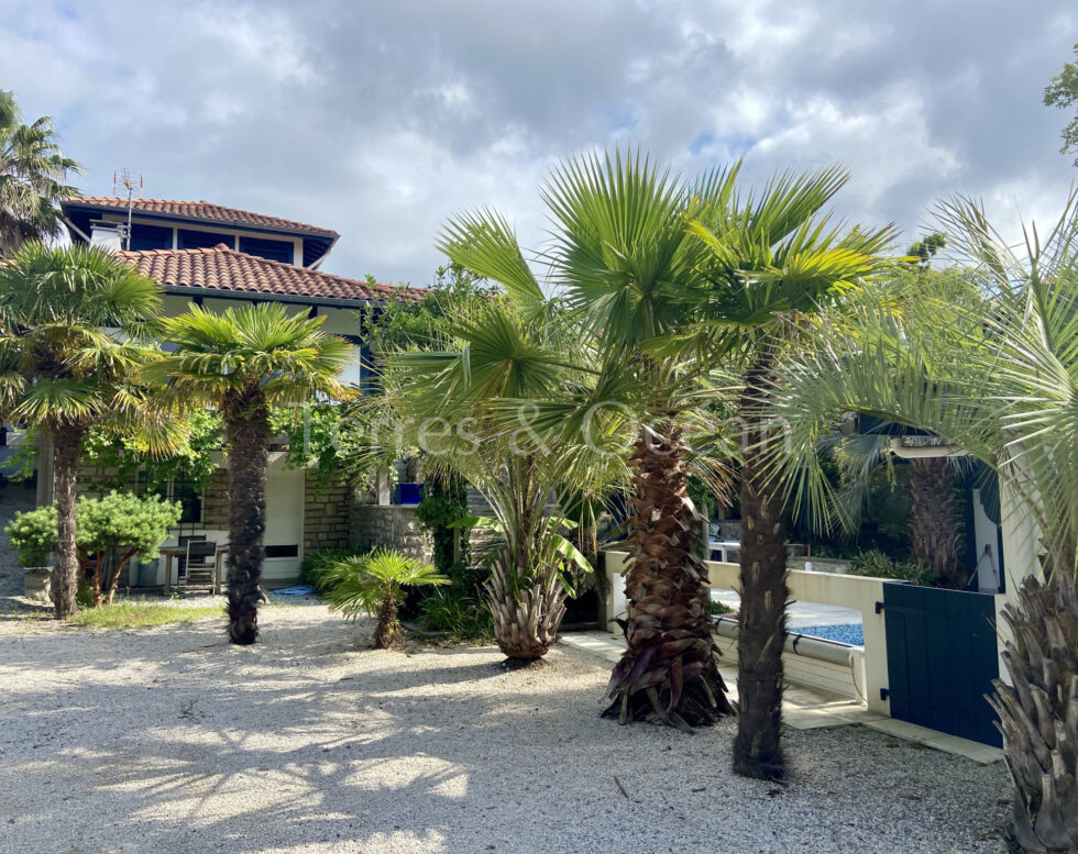 BIDART, LARGE FAMILY HOUSE WITH POOL