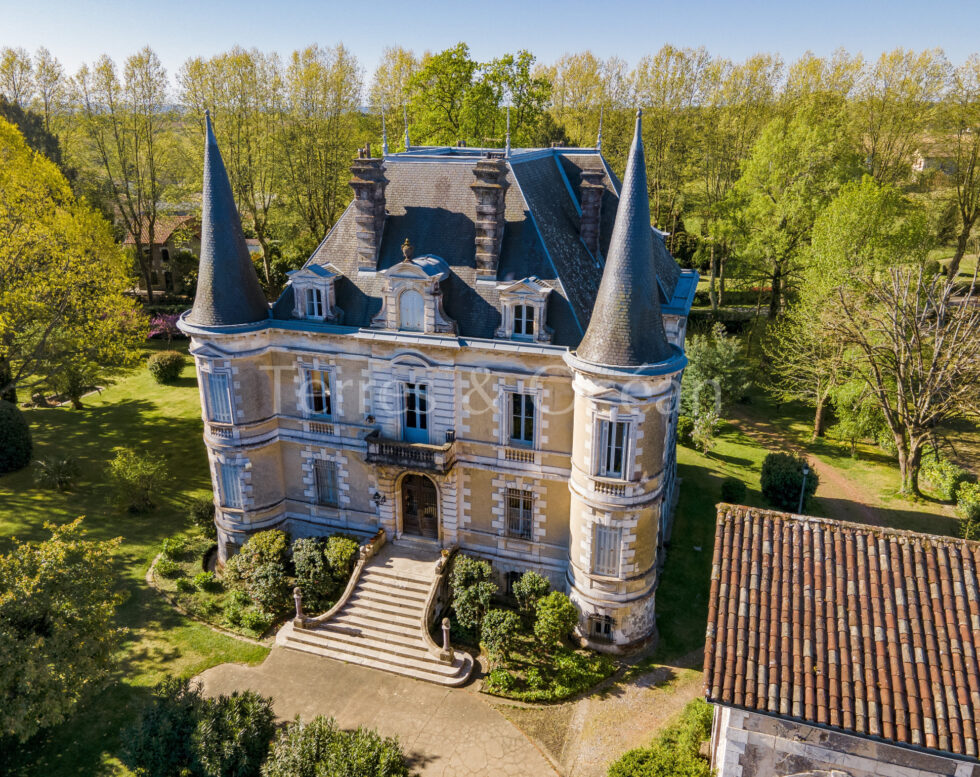 CASTLE WITH OUTBUILDINGS BETWEEN PEYREHORADE AND DAX