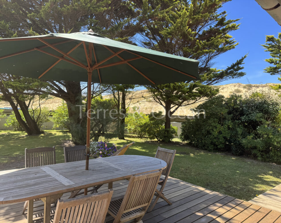 La Gravière, oceanfront house with large park