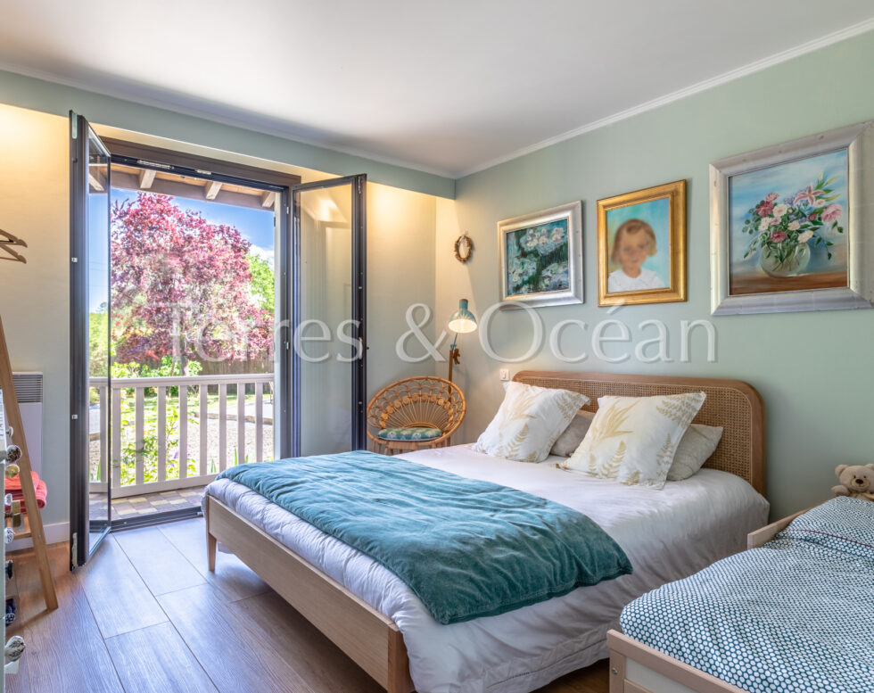 RENOVATED LANDAISE AND ITS WOODED PARK OF 5000m2