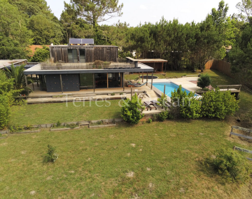 CONTEMPORARY BIOCLIMATIC HOUSE AND ITS STUDIO