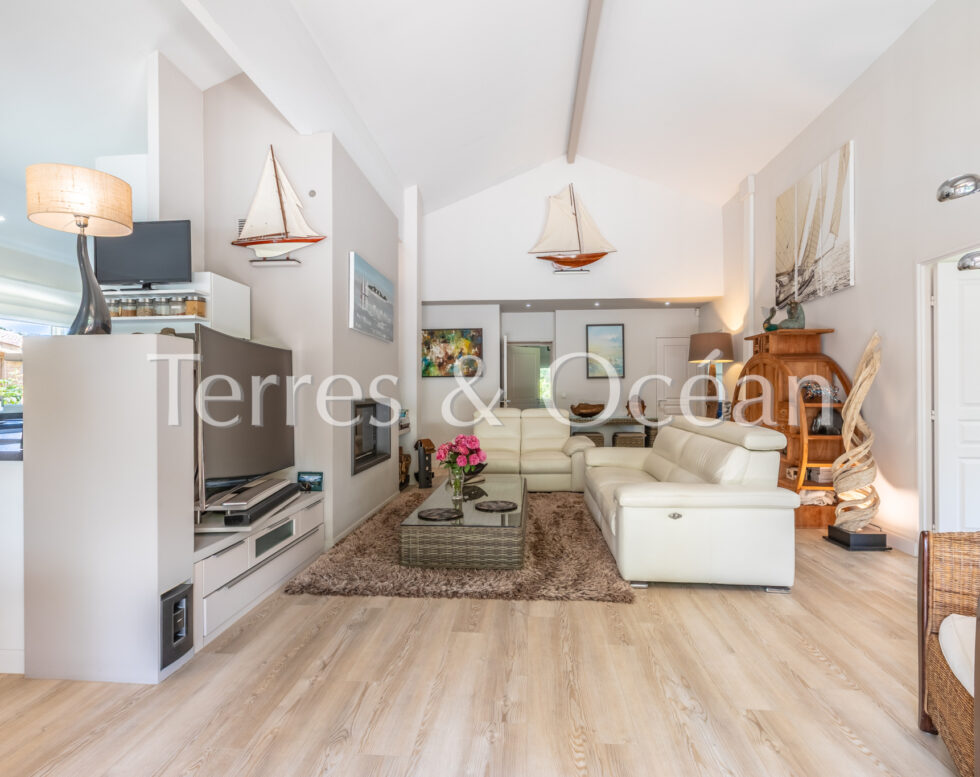 Bright and functional house with swimming pool