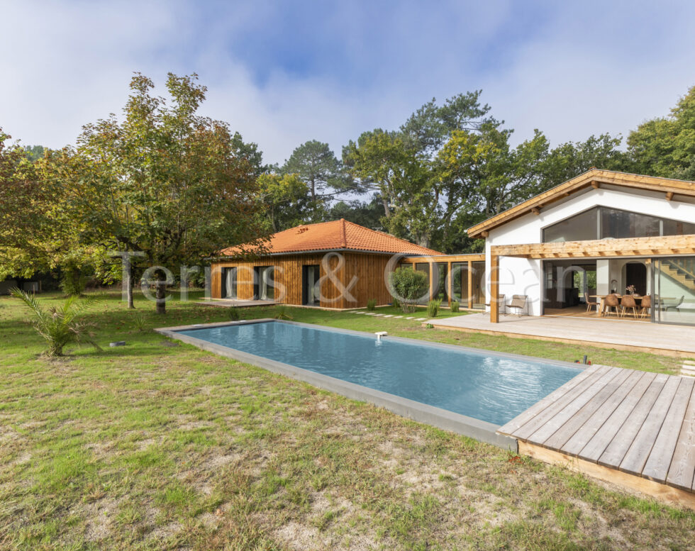 BEAUTIFUL CONTEMPORARY VILLA