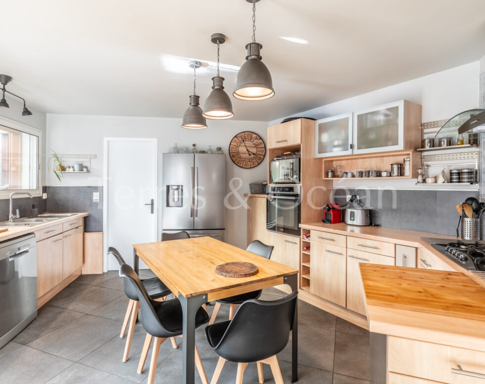 ANGRESSE, SOLE AGENT, PROPERTY WITH SWIMMING POOL WITHOUT ANY OVERLOOK