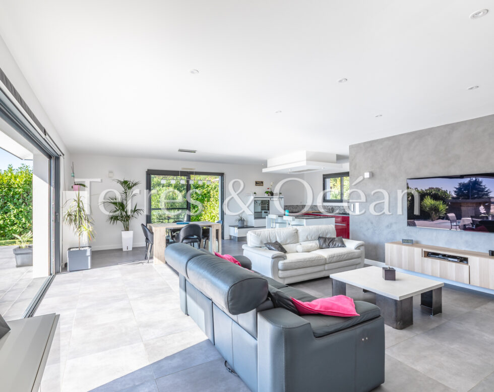 Beautiful house with south-facing swimming pool