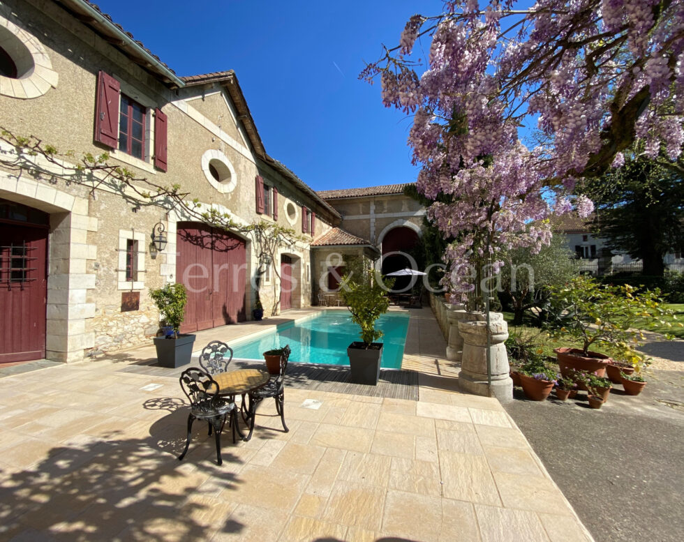 CHATEAU AVEC DEPENDANCES ENTRE PEYREHORADE ET DAX