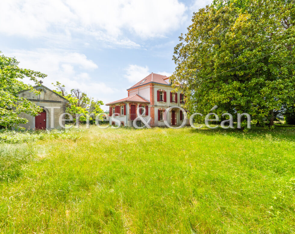 MAISON DE MAITRE AVEC CHAPELLE DANS CADRE EXCEPTIONNEL