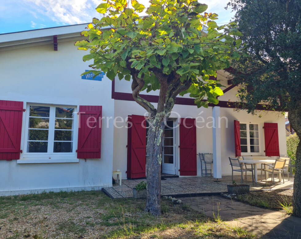 HOUSE BETWEEN LAKE AND OCEAN, NEAR THE CENTER