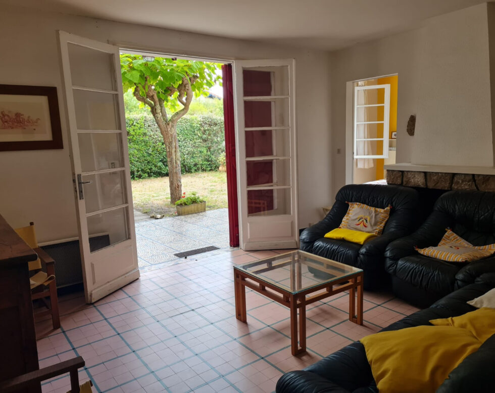 HOUSE BETWEEN LAKE AND OCEAN, NEAR THE CENTER