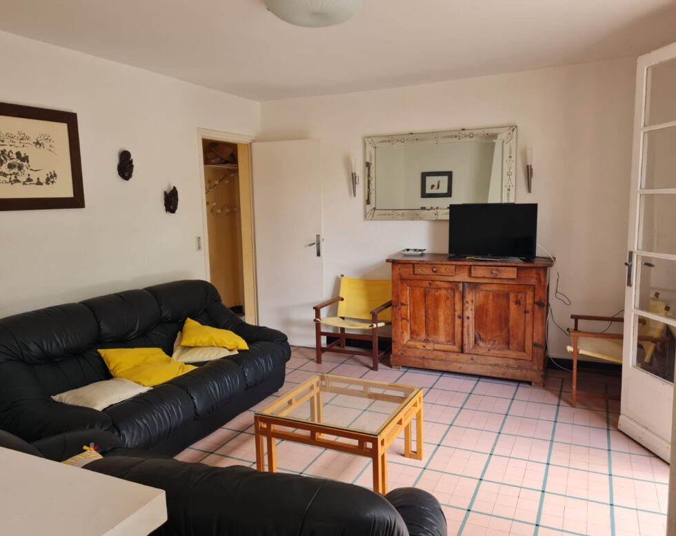 HOUSE BETWEEN LAKE AND OCEAN, NEAR THE CENTER