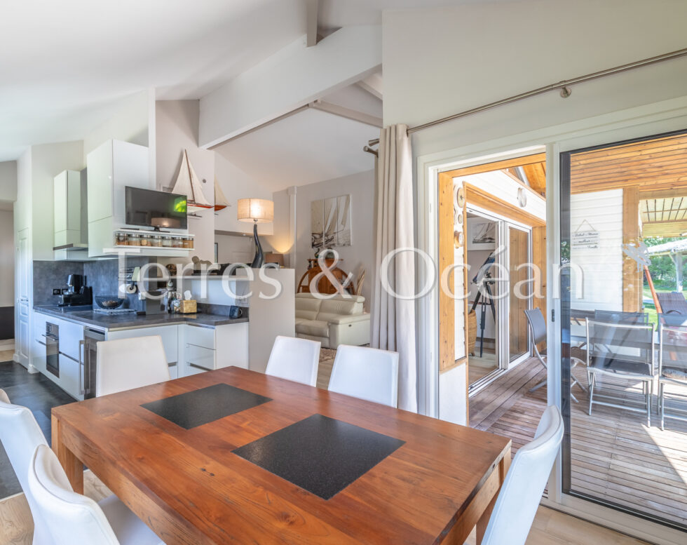 Bright and functional house with swimming pool