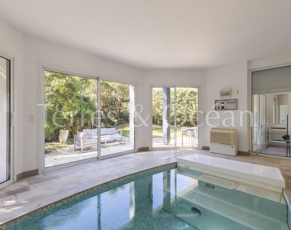 VILLA D’ARCHITECTE AVEC PISCINE INTERIEURE CAPBRETON