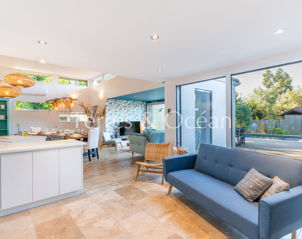 ELEGANTE PROPRIETE AVEC PISCINE A ANGRESSE