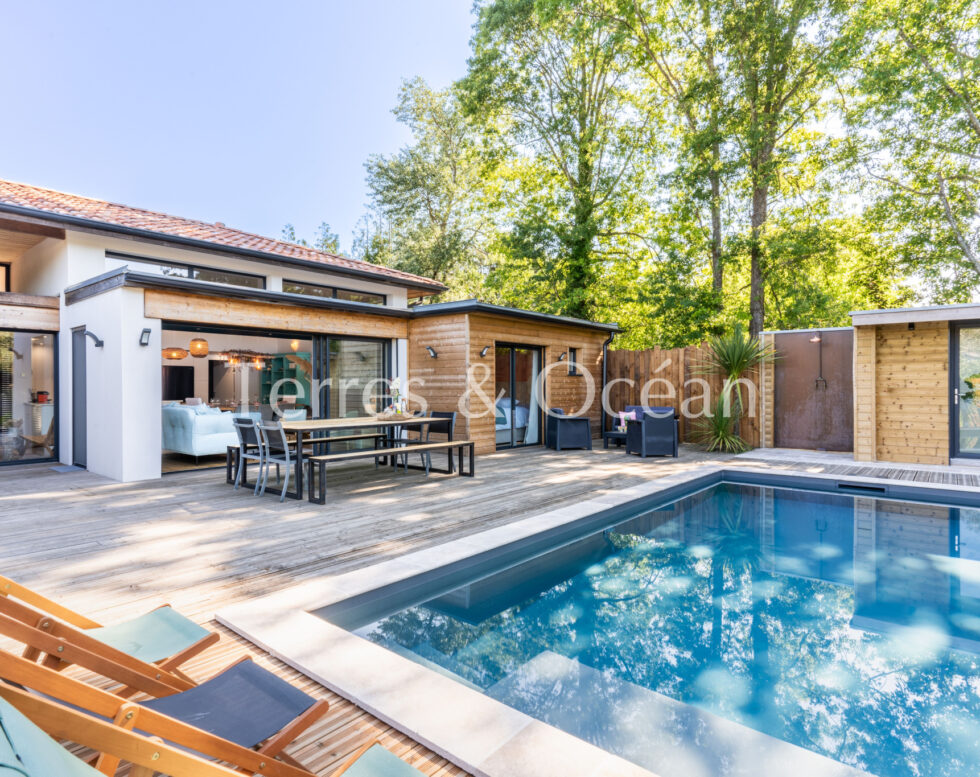 ELEGANTE PROPRIETE AVEC PISCINE A ANGRESSE