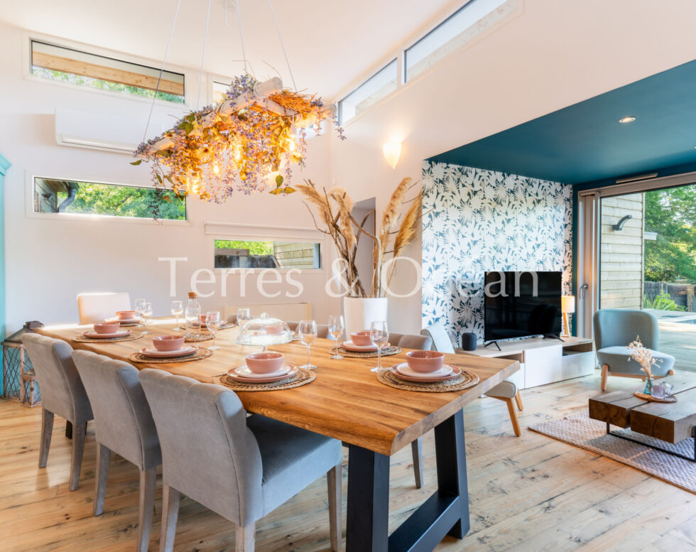 ELEGANTE PROPRIETE AVEC PISCINE A ANGRESSE