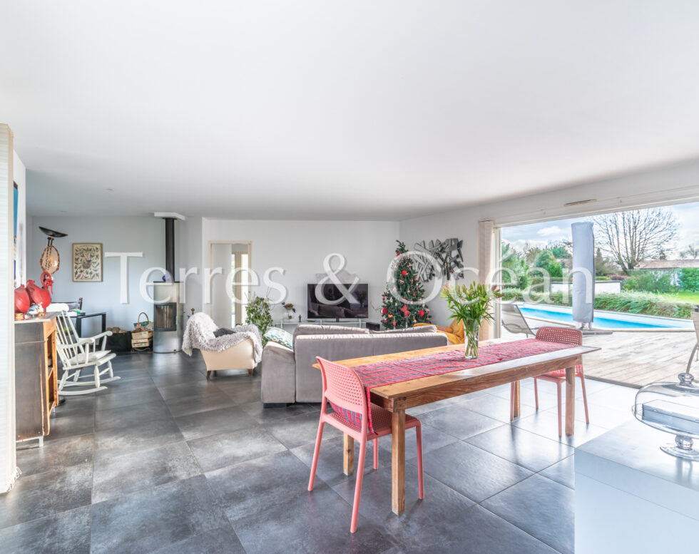 MODERN SINGLE-STORY HOUSE WITH POOL NEAR HOSSEGOR