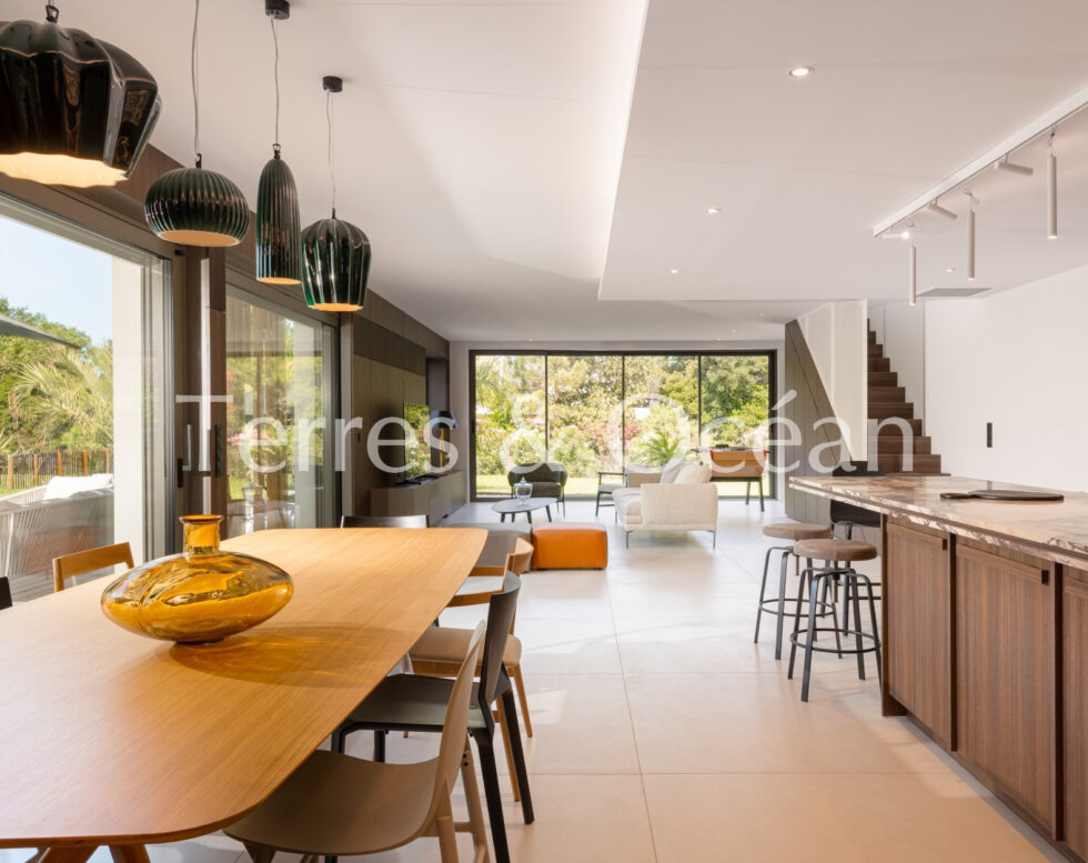 GRANDE MAISON CONTEMPORAINE AUX BELLES PRESTATIONS