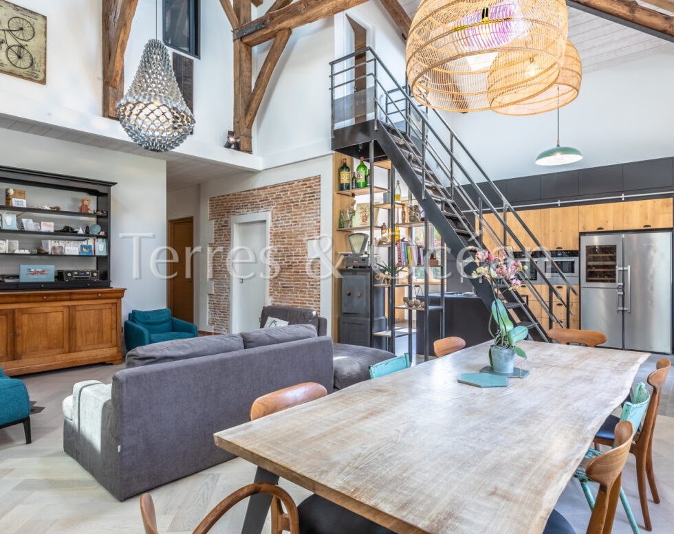 PROPRIETE RENOVEE SUR UN AIRIAL 1,1HA, PLUSIEURS MAISONS