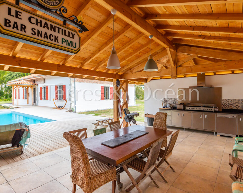 PROPRIETE RENOVEE SUR UN AIRIAL 1,1HA, PLUSIEURS MAISONS