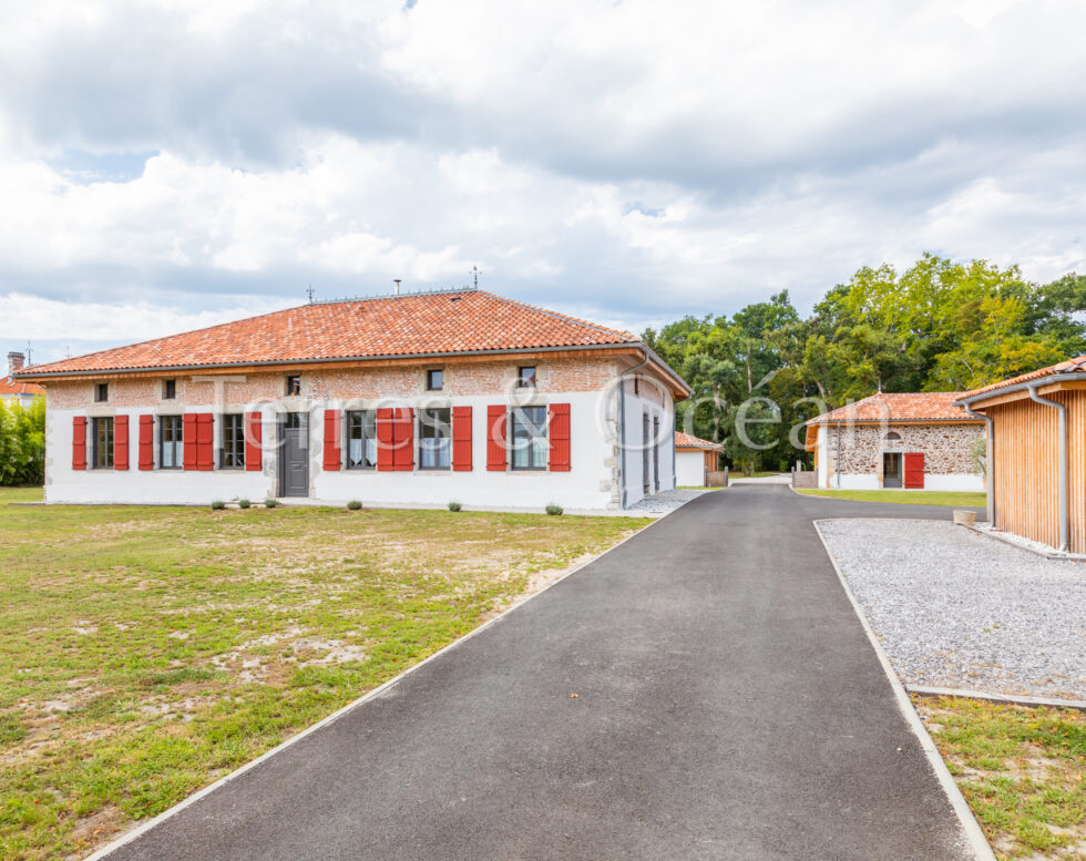 PROPRIETE RENOVEE SUR UN AIRIAL 1,1HA, PLUSIEURS MAISONS