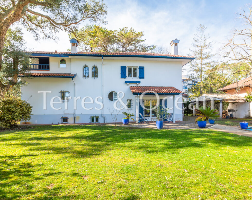 ELEGANTE VILLA BASCO-LANDAISE DES ANNEES 1930 AU COEUR D’HOSSEGOR