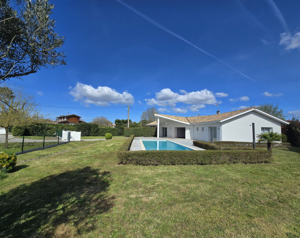 MODERN SINGLE-STORY HOUSE WITH POOL NEAR HOSSEGOR