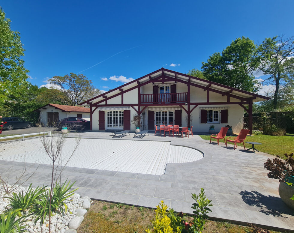 ENSEMBLE IMMOBILIER AVEC MAISON ET GRAND TERRAIN A BATIR