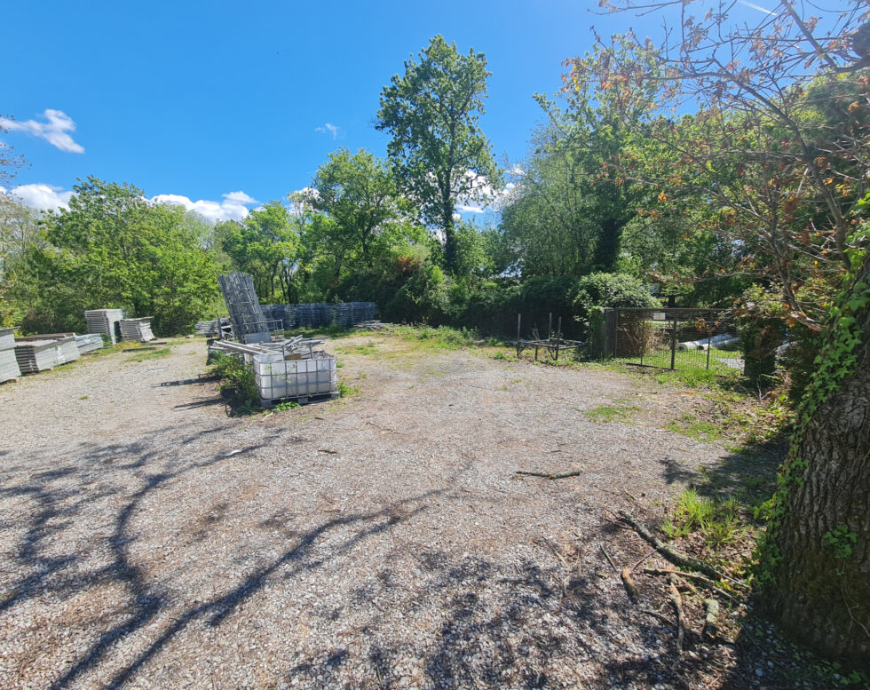 ENSEMBLE IMMOBILIER AVEC MAISON ET GRAND TERRAIN A BATIR