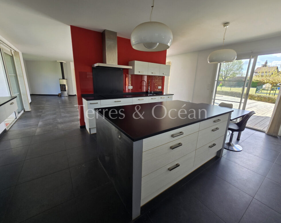 MODERN SINGLE-STORY HOUSE WITH POOL NEAR HOSSEGOR