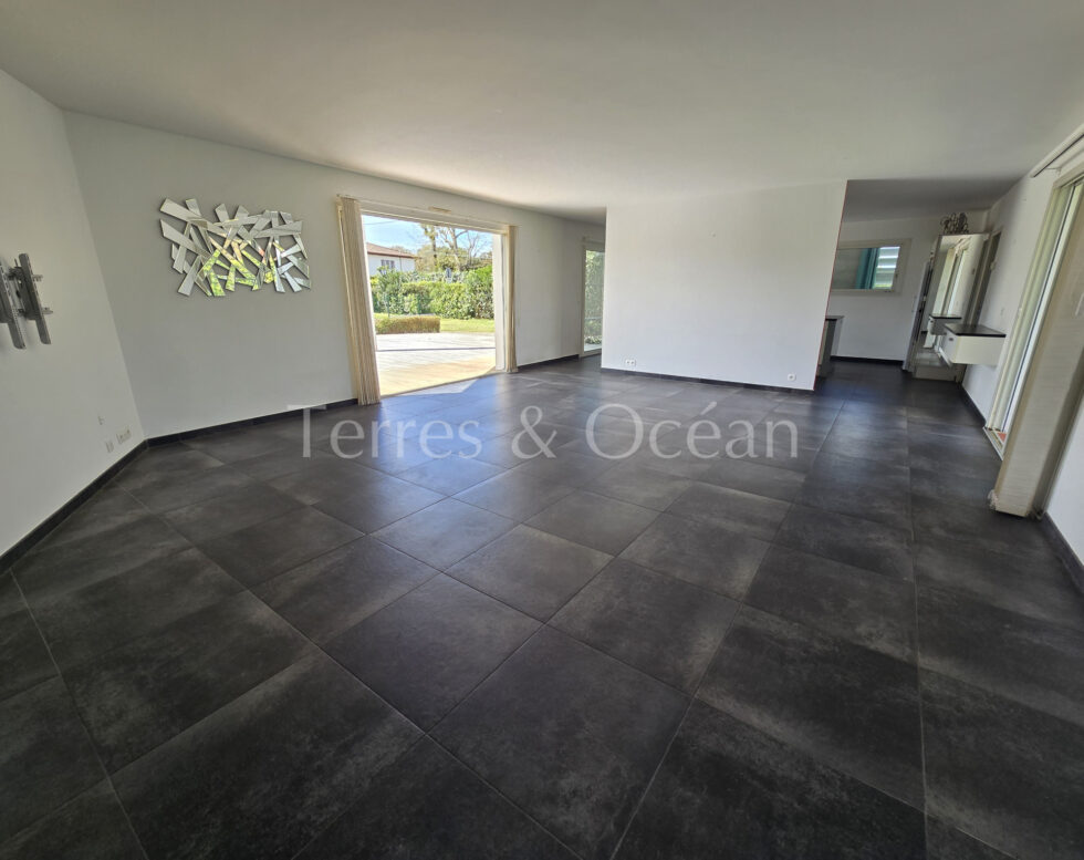 MODERN SINGLE-STORY HOUSE WITH POOL NEAR HOSSEGOR