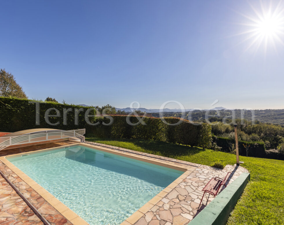 Proche Bayonne, Maison de style basque avec piscine vue montagnes exceptionnelle
