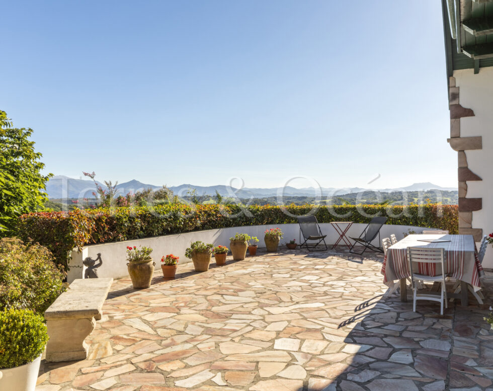 Proche Bayonne, Maison de style basque avec piscine vue montagnes exceptionnelle