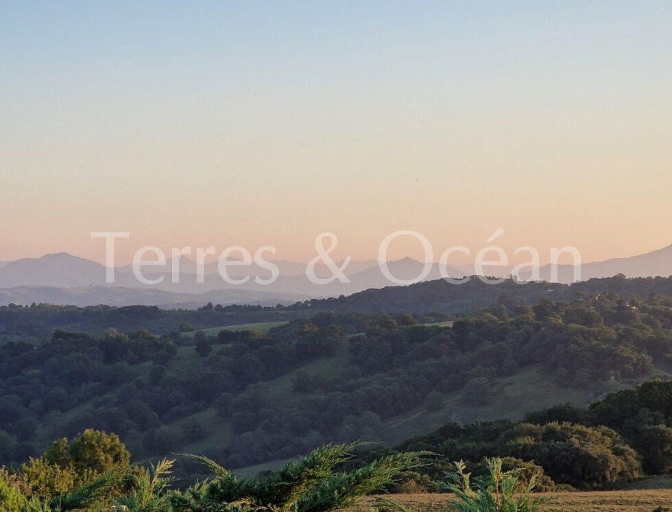 Proche Bayonne, Maison de style basque avec piscine vue montagnes exceptionnelle