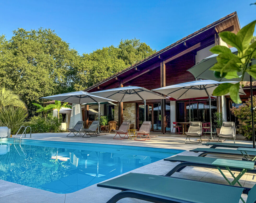 Villa d’architecte des années 1970 350 m2 Terrain de 1,6 ha Piscine Calme absolu