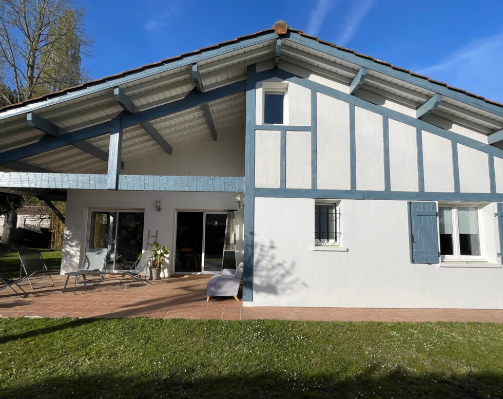 MAISON LUMINEUSE DE 137M2 AVEC GARAGE ET JOLI JARDIN