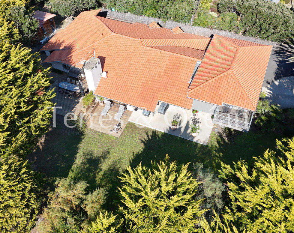 La Gravière, oceanfront house with large park