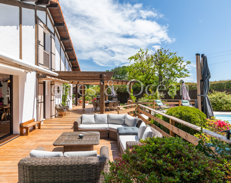 RENOVATED LANDAISE AND ITS WOODED PARK OF 5000m2