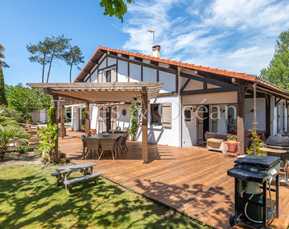 RENOVATED LANDAISE AND ITS WOODED PARK OF 5000m2