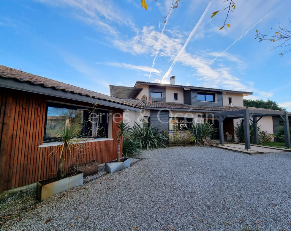 MESSANGES CONTEMPORAINE AVEC SA MAISON D’INVITES PROCHE DES PLAGES LANDAISES