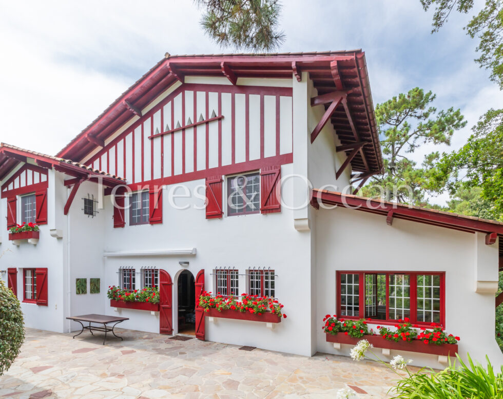 PROPERTY BETWEEN LAKE AND SEA