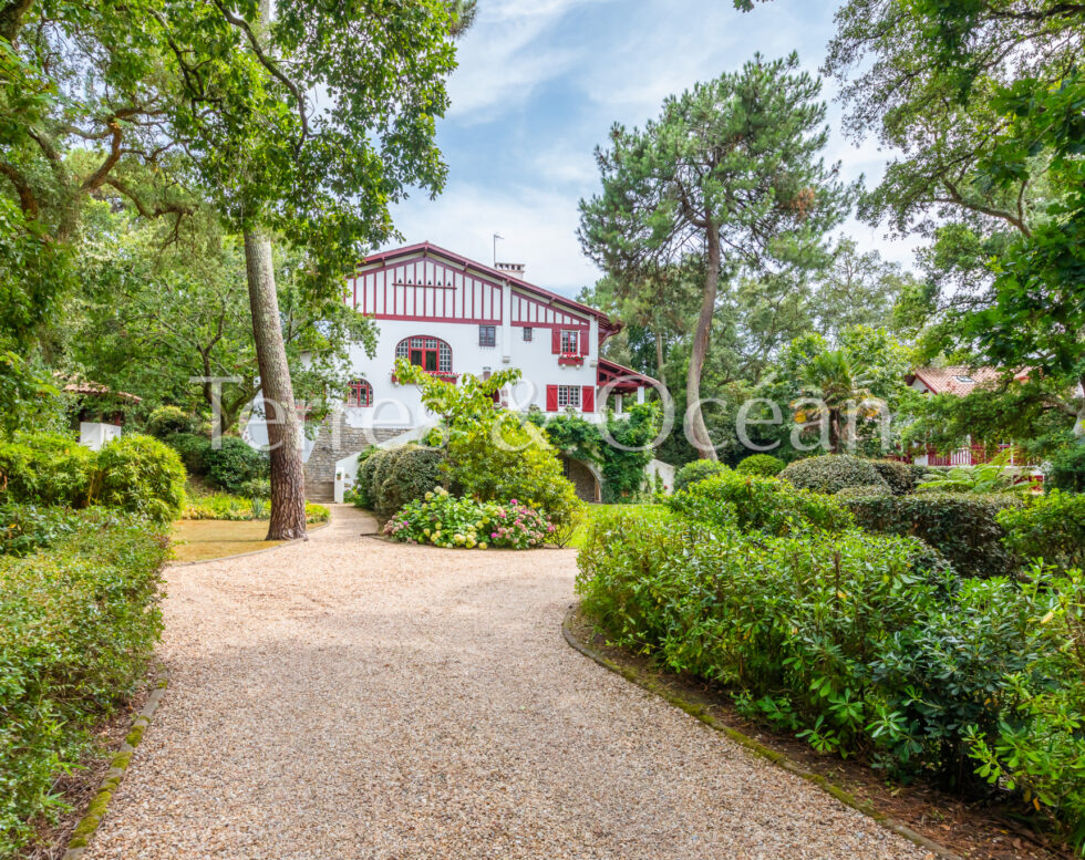 PROPERTY BETWEEN LAKE AND SEA