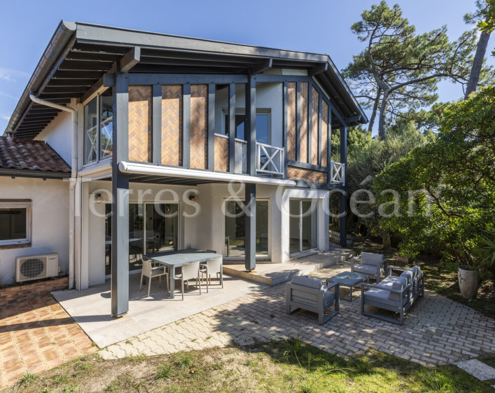 VILLA D’ARCHITECTE AVEC PISCINE INTERIEURE CAPBRETON