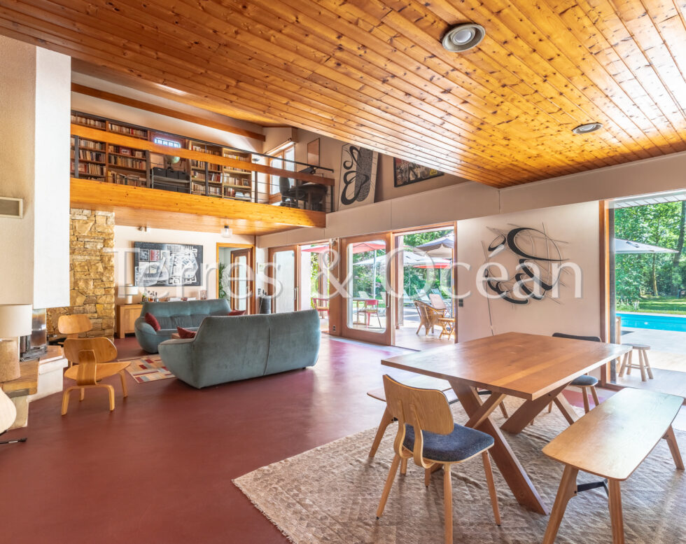Architect-designed villa from the 1970s 350 m2 1.6 ha plot Swimming pool Absolute tranquilit
