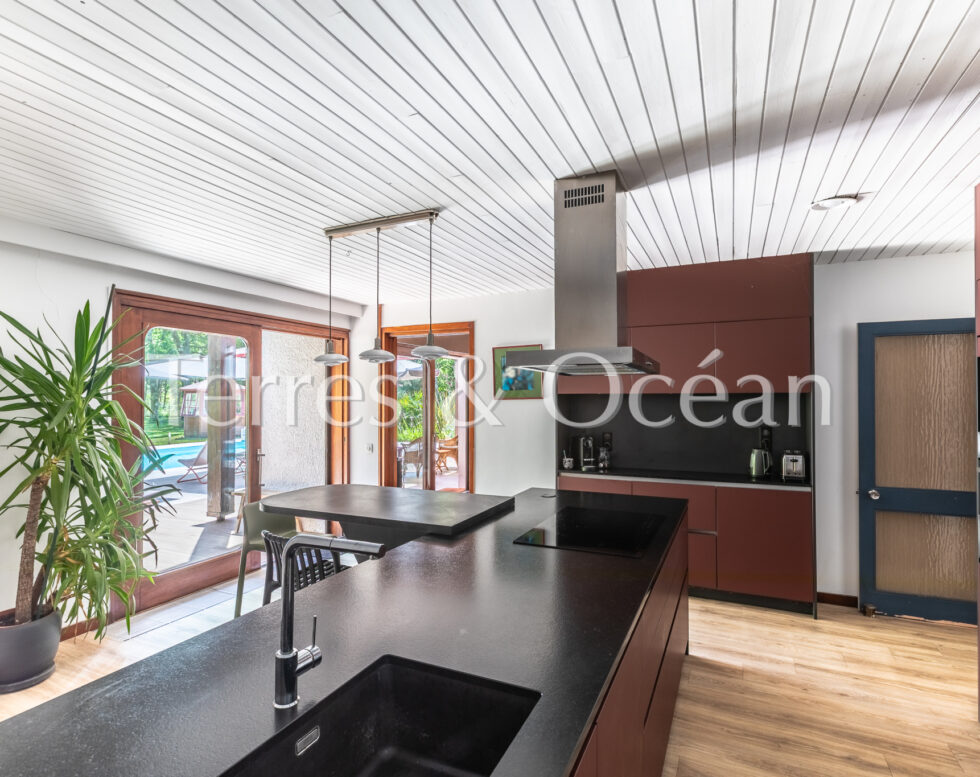 Architect-designed villa from the 1970s 350 m2 1.6 ha plot Swimming pool Absolute tranquilit