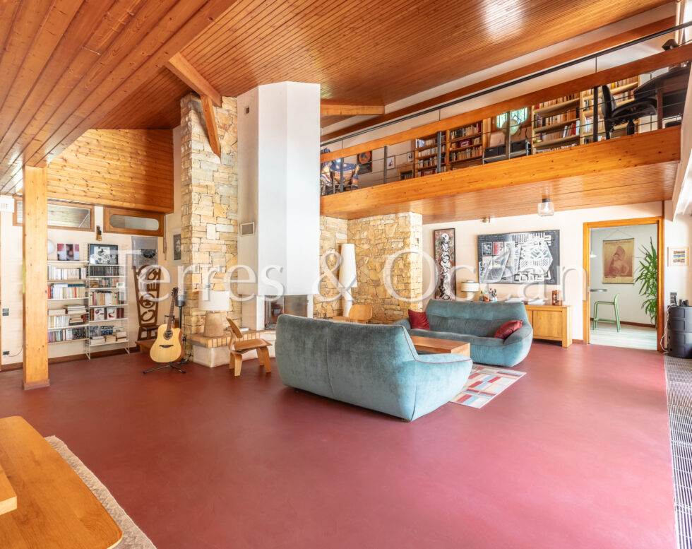 Architect-designed villa from the 1970s 350 m2 1.6 ha plot Swimming pool Absolute tranquilit