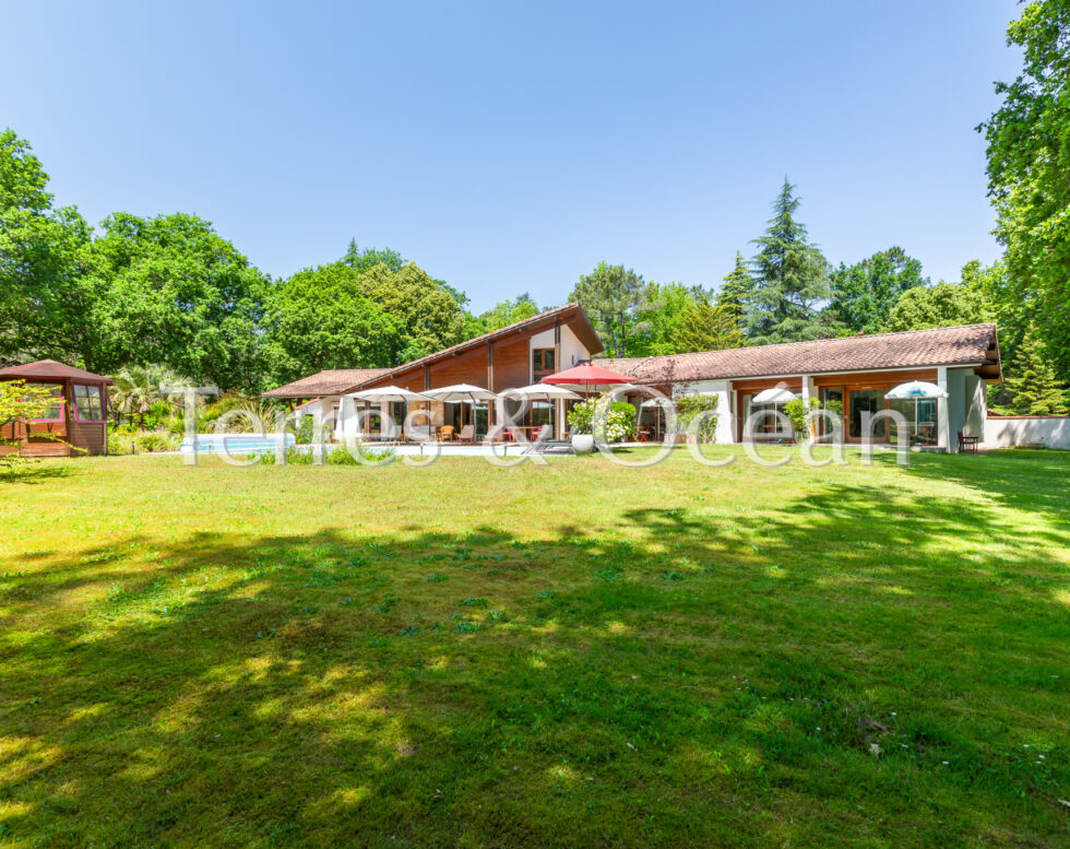 Architect-designed villa from the 1970s 350 m2 1.6 ha plot Swimming pool Absolute tranquilit